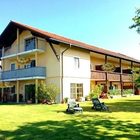 Appartementhaus Mit Balkon Und Gemeinschaftsgarten Apartment